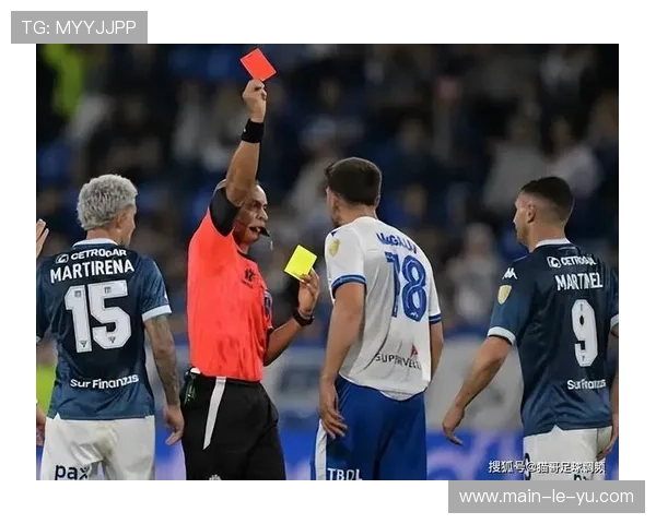 法甲裁判蒂尔潘在巴黎FC对阵雷恩比赛中佩戴“裁判摄像头” 法甲裁判蒂尔潘在巴黎FC对阵雷恩比赛中佩戴“裁判摄像头”