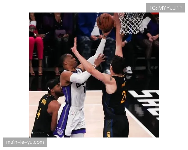 镜头追踪:一次进攻中,篮球经过全部五名队员的手最终入网